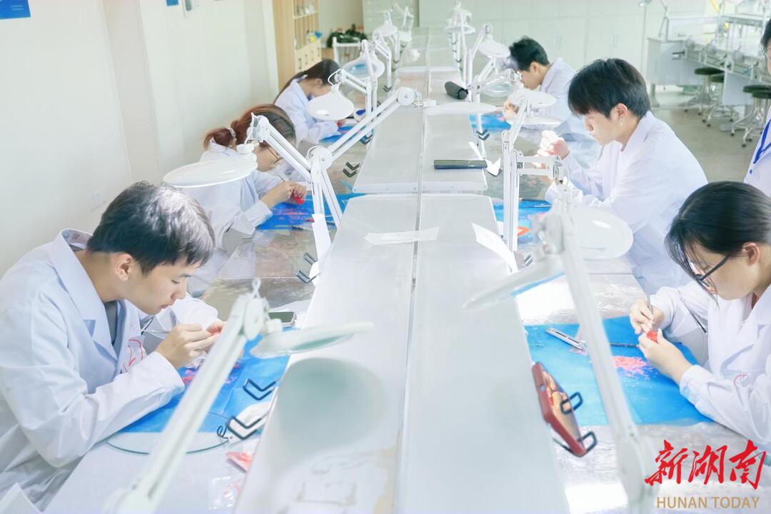 益阳医专口腔学子技能大比拼行业大咖现场“划重点”