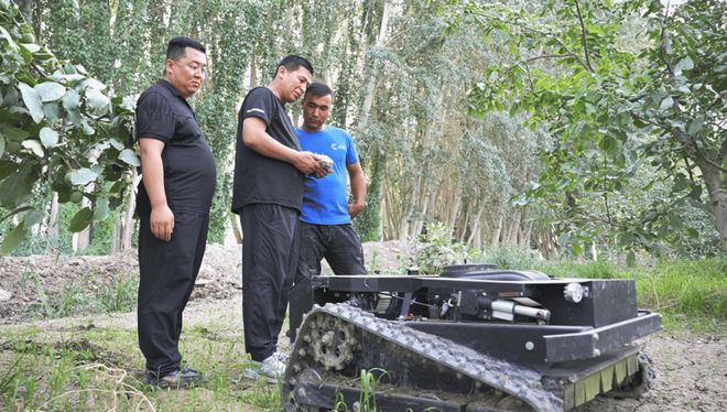 乡村振兴丨阿瓦提县“智能割草机”上岗 省力高效助农增收